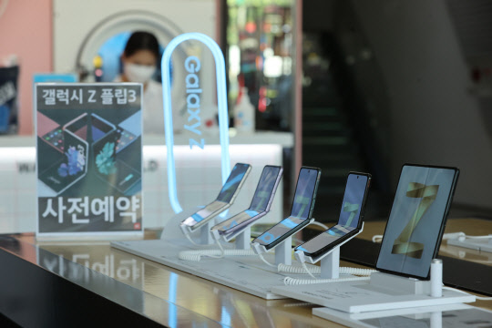 "LG 공백 우리가 메운다" 삼성·애플 점유율 전쟁